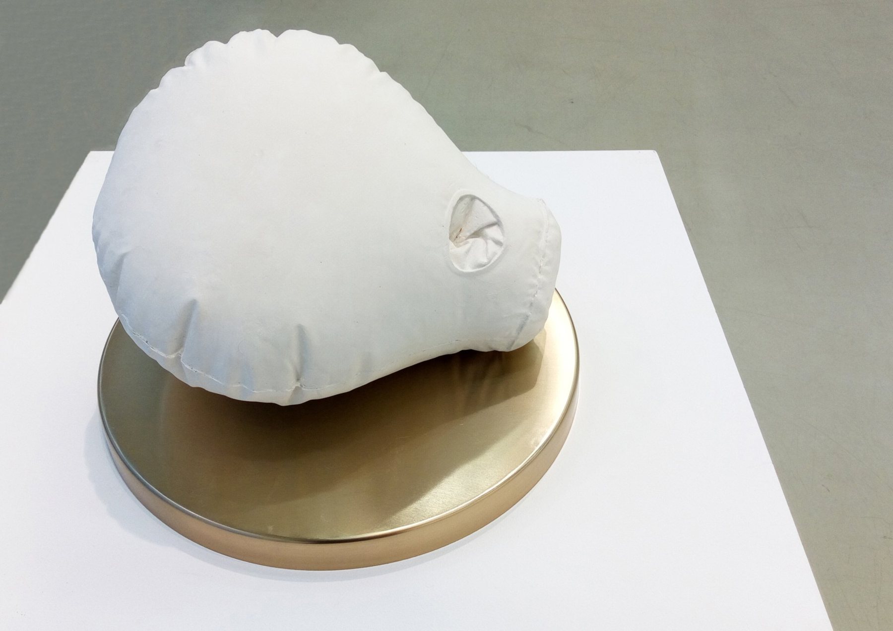 Jozef Suchoža: Homage á Brancusi, 2024, sadra, mosadz, 31 × 31 × 20 cm