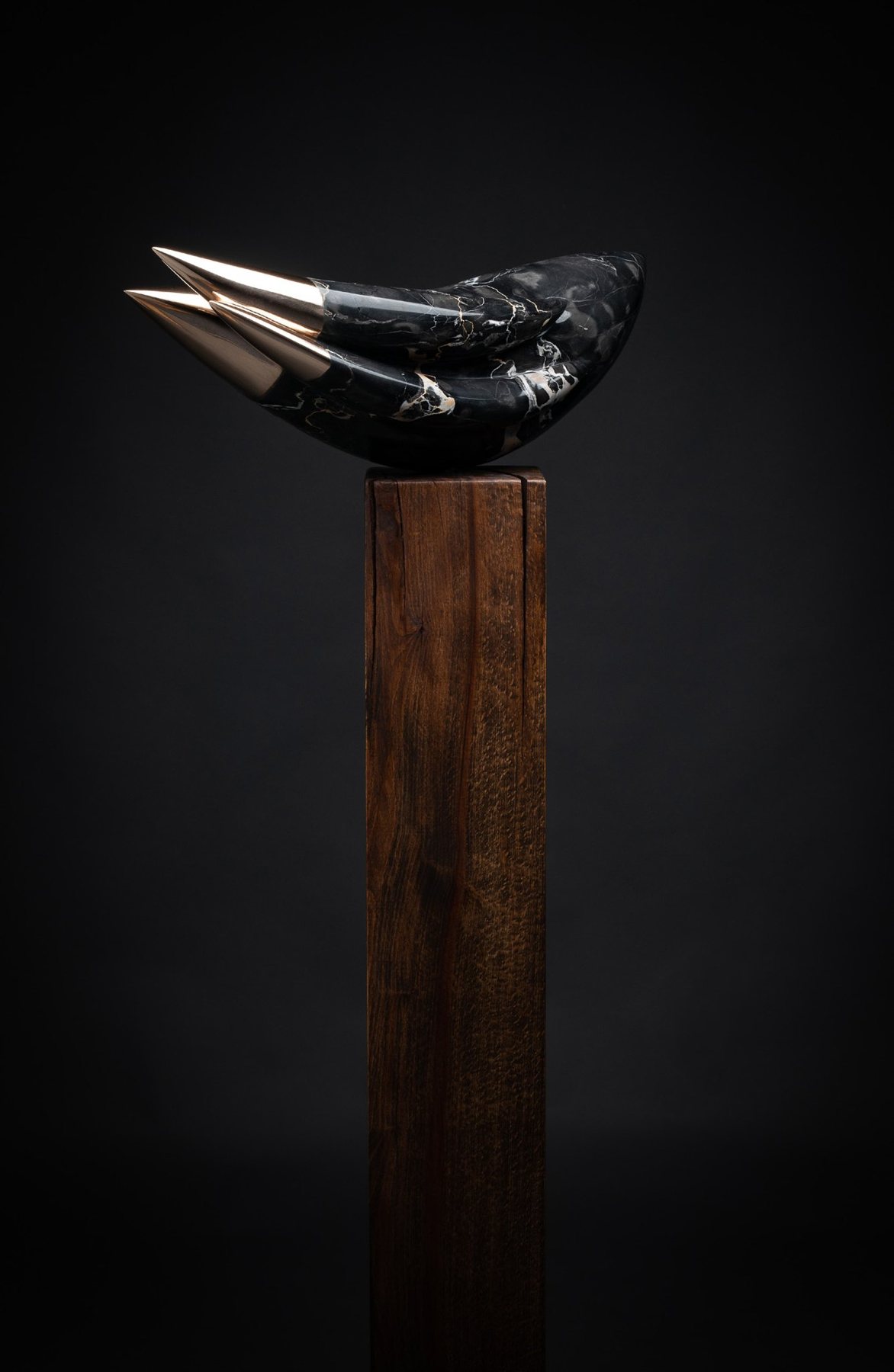 Peter Barta: Mutation IV., 2020, mramor, bronz, drevo, 136 × 50 × 40 cm